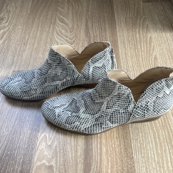 Kenneth Cole REACTION Womens Side Way Ankle Boot Size 9.5 - Picture 2 of 7